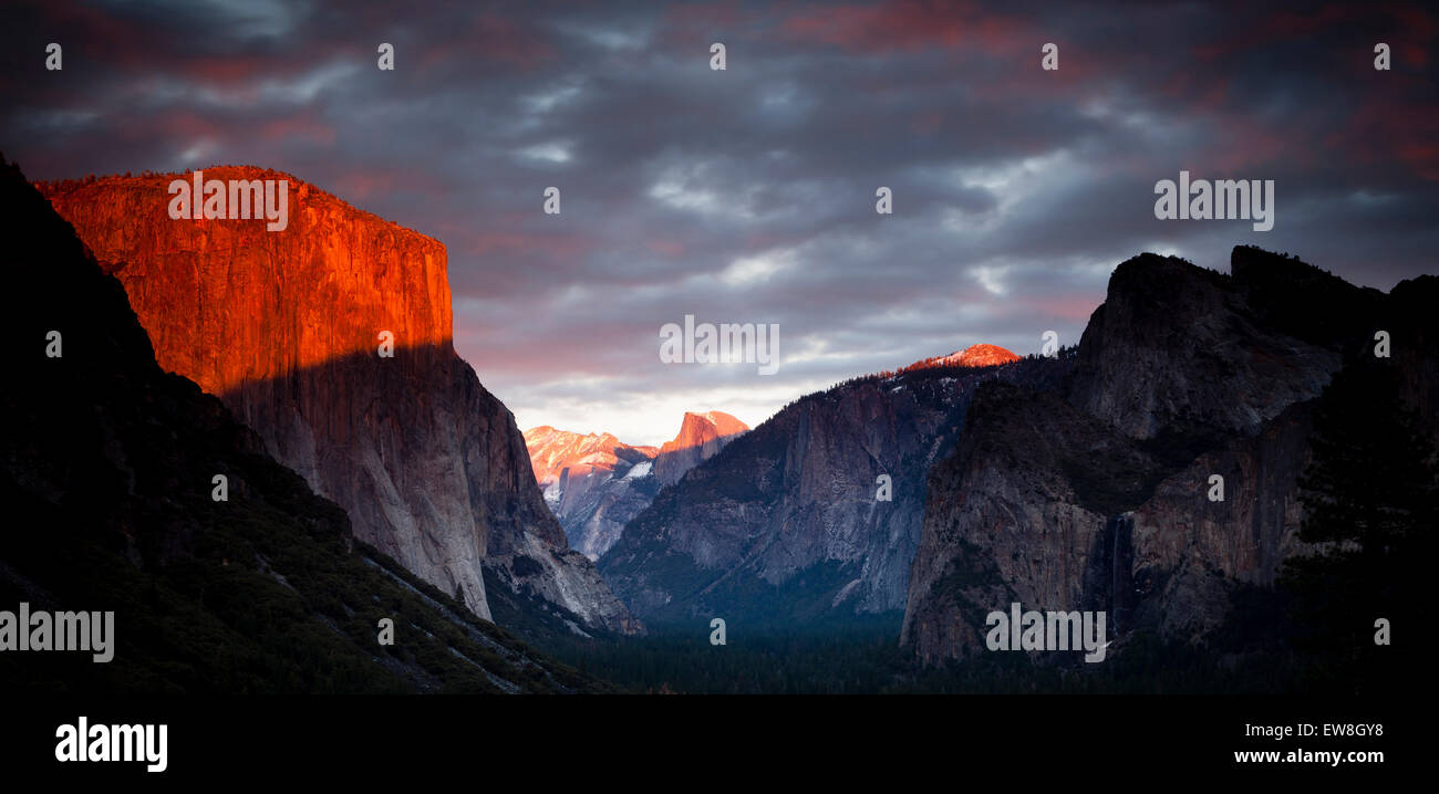 La Vallée Yosemite de vue de tunnel. Fin de soirée rouge doré soleil avec la neige sur les sommets Banque D'Images