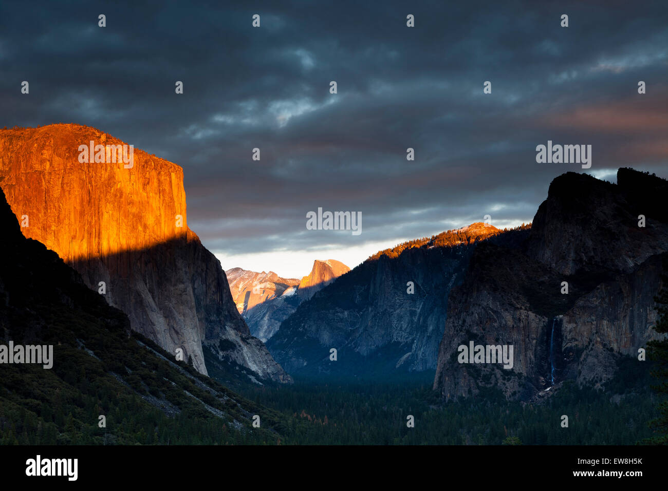 La Vallée Yosemite de vue de tunnel. En fin de soirée d'or soleil avec la neige sur les sommets Banque D'Images