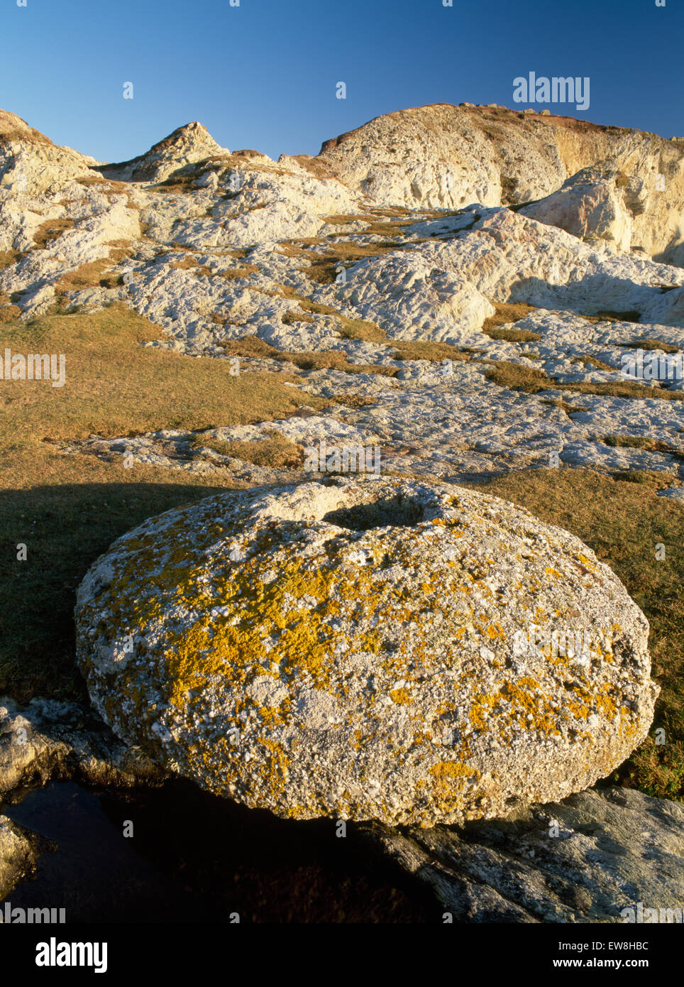 Conglomérat d'Anglesey boulet qui se trouvent au-dessus de la BWA Gwyn (arche blanche), un passage de la mer de quartzite blanc/NE de feldspath Rhoscolyn tête dans le géoparc Anglesey Banque D'Images