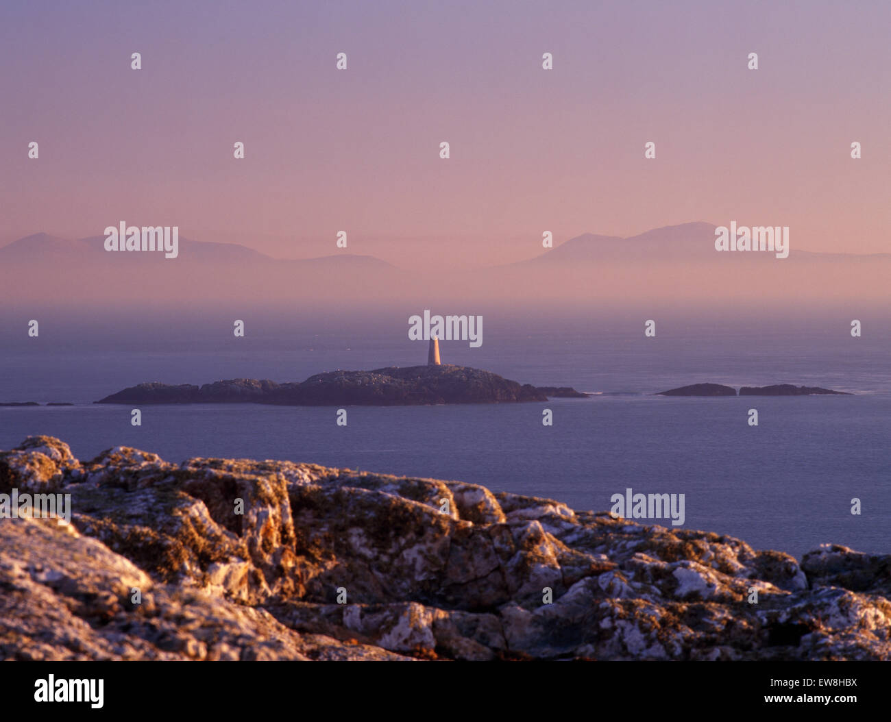 Voir SE de tête Rhoscolyn, Anglesey, à la péninsule de Lleyn : xixe siècle tour balise & sailor's refuge placé sur des rochers au large d'avertir de l'expédition. Banque D'Images