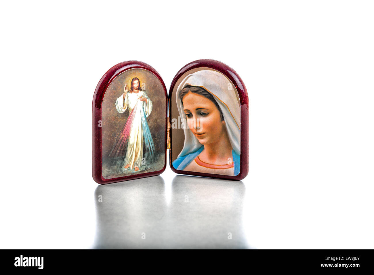 Icônes dans un arrondi en bois cas de Jésus miséricordieux et de Notre Dame de Medjugorje, la Vierge Marie isolé sur fond blanc mat avec réflexion sur le tableau blanc. Banque D'Images