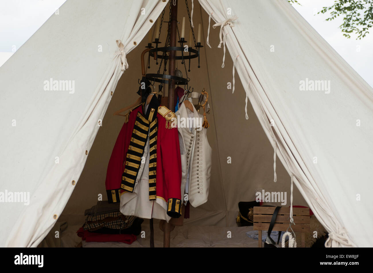 Les Lions Mound, Waterloo, Belgique. 20 Juin, 2015. Les corvées du matin au bivouac des alliés lors de la deuxième journée de la reconstitution massive de la bataille de Waterloo. Les uniformes sont suspendus jusqu'à sécher. Credit : Malcolm Park editorial/Alamy Live News Banque D'Images