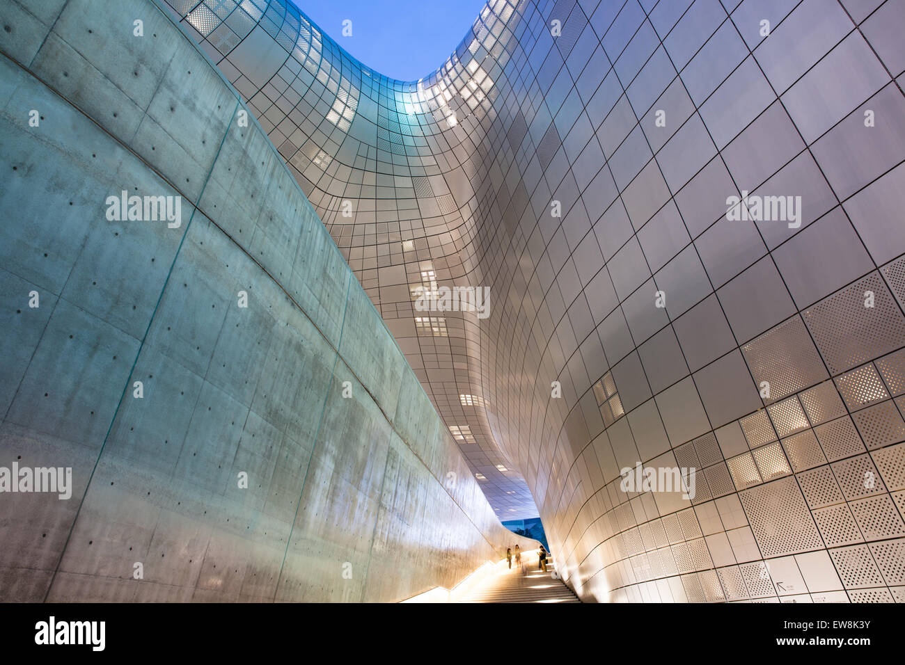 Séoul, République de Corée - 15 août 2014 : l'architecture moderne de l'hôtel de Dongdaemun nuit le 15 août 2014, Séoul, Corée. Banque D'Images