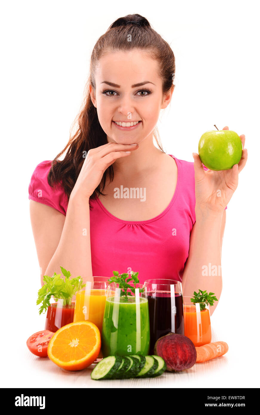 Jeune femme avec variété de jus de fruits et légumes. Régime