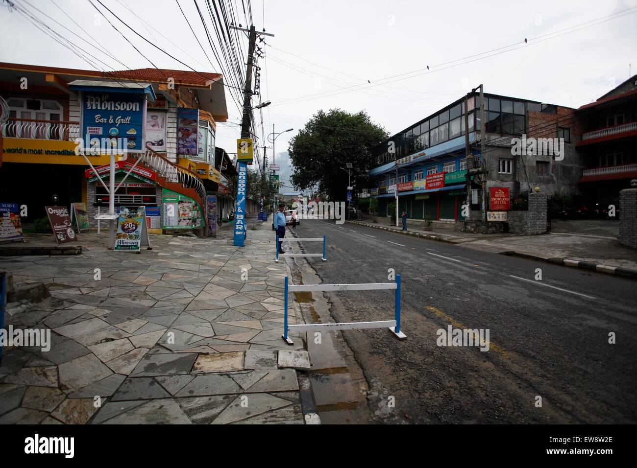 Pokhara, Népal. 20 Juin, 2015. Une rue vide est vu dans Pokhara, une destination touristique majeure, à quelque 200 kilomètres à l'ouest de Katmandou, Népal, le 20 juin 2015. Tourisme au Népal a chuté, selon des rapports publiés à la suite du terrible tremblement de terre en avril. Credit : Pratap Thapa/Xinhua/Alamy Live News Banque D'Images