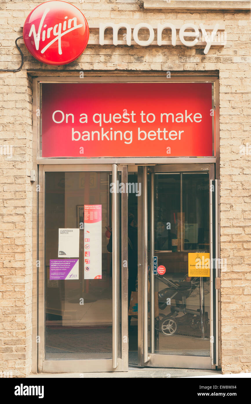 CAMBRIDGE, ANGLETERRE - 7 mai 2015 : 'Vierge' de l'argent banque est administré par Virgin Enterprises Limited, pour les comptes courants, cartes de crédit Banque D'Images