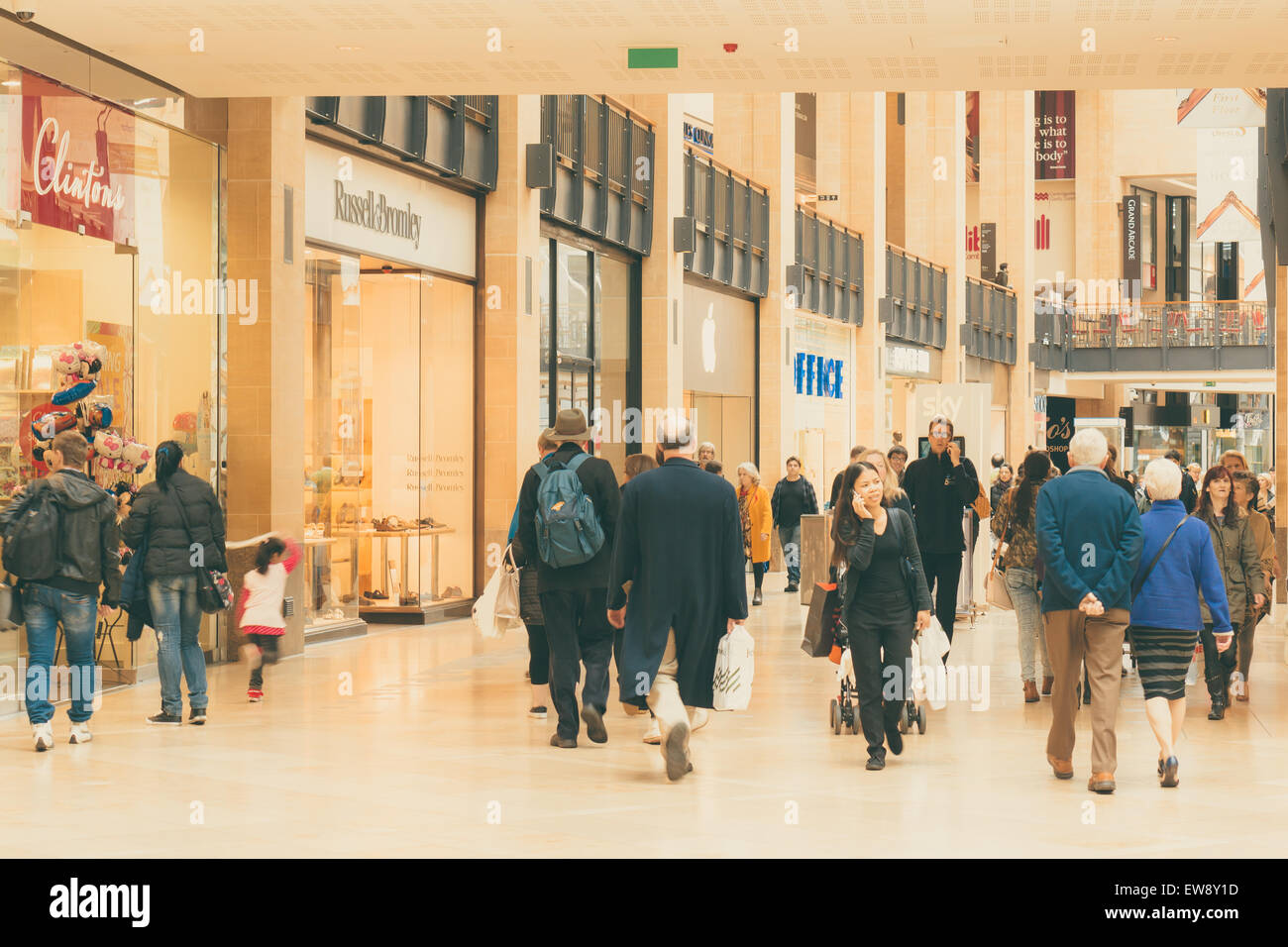 CAMBRIDGE, ANGLETERRE - 7 mai 2015 : Shoppers dans Lion Yard, le centre commercial Grand Arcade, Cambridge, Angleterre Banque D'Images