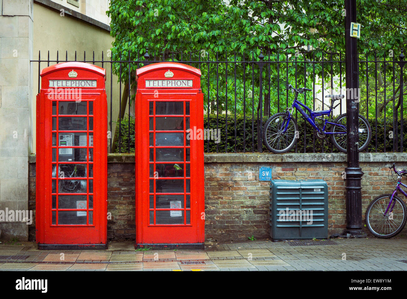 Red Twin téléphone britannique des boîtes et vélos dans l'arrière-plan Banque D'Images