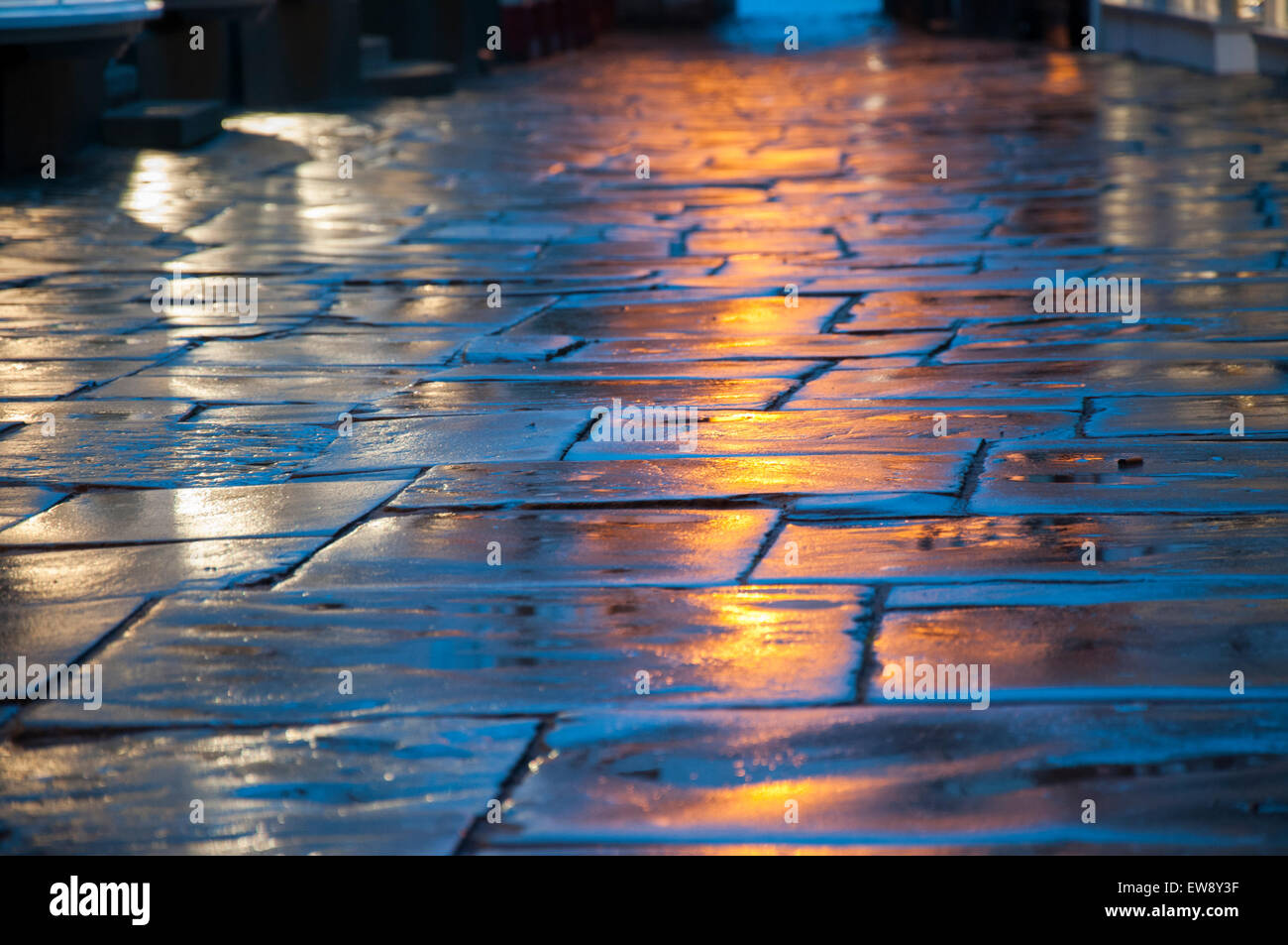 Traduit de pluie sur la chaussée à Newark on Trent, Lancashire England UK Banque D'Images