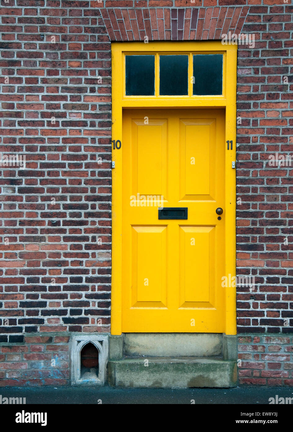 Porte jaune peint de couleurs vives, sur une rue à Newark on Trent, Lancashire England UK Banque D'Images