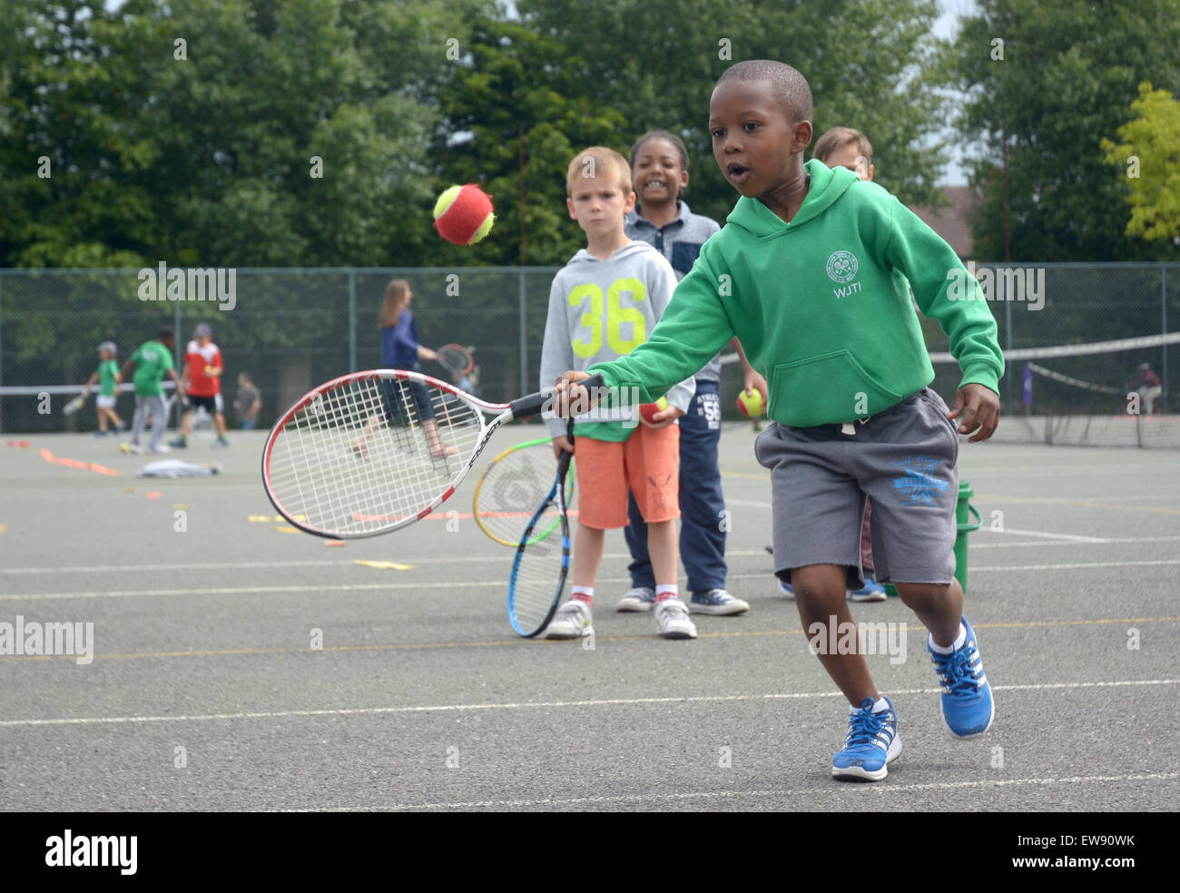 L'image montre les membres de l'Initiative de Tennis Junior de Wimbledon (WJTI) Formation à Wimbledon Wimbledon Park SW19 Banque D'Images