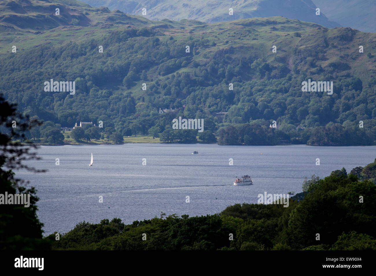 Le lac Windermere, Royaume-Uni. 20 Juin, 2015. Après-midi ensoleillée ,avec le paquebot Le Swan (Construit 1938 -77 ans) sur sa façon d'Ambleside, à l'extrémité nord du lac Windermere avec le Langdale Fells dans l'arrière-plan Crédit : Gordon Shoosmith/Alamy Live News Banque D'Images