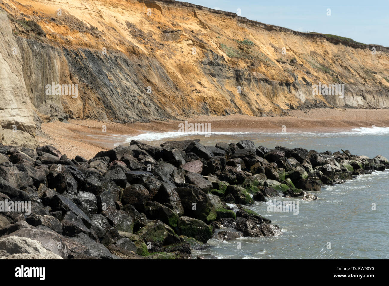 Éperons calcaires aident à prévenir l'érosion à cliff Barton sur Mer à Hampshire Banque D'Images