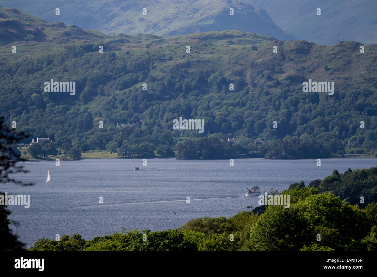 Le lac Windermere, Royaume-Uni. 20 Juin, 2015. Après-midi ensoleillée ,avec le paquebot Le Swan (Construit 1938 -77 ans) sur sa façon d'Ambleside, à l'extrémité nord du lac Windermere avec le Langdale Fells dans l'arrière-plan Crédit : Gordon Shoosmith/Alamy Live News Banque D'Images