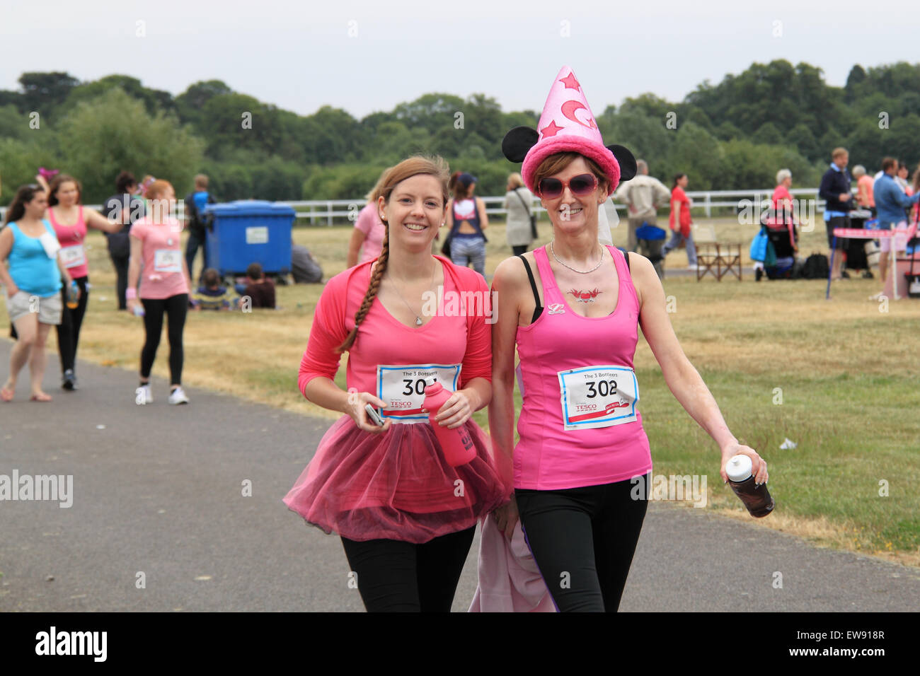 "Race for Life' ne concernant que les femmes d'événements en cours de collecte de fonds de bienfaisance pour Cancer Research UK. 20 Juin, 2015. Hippodrome de Kempton Park, Staines Road East, Sunbury on Thames, Middlesex, Angleterre, Grande-Bretagne, Royaume-Uni, UK, Europe. Crédit : Ian Bouteille / Alamy Live News Banque D'Images