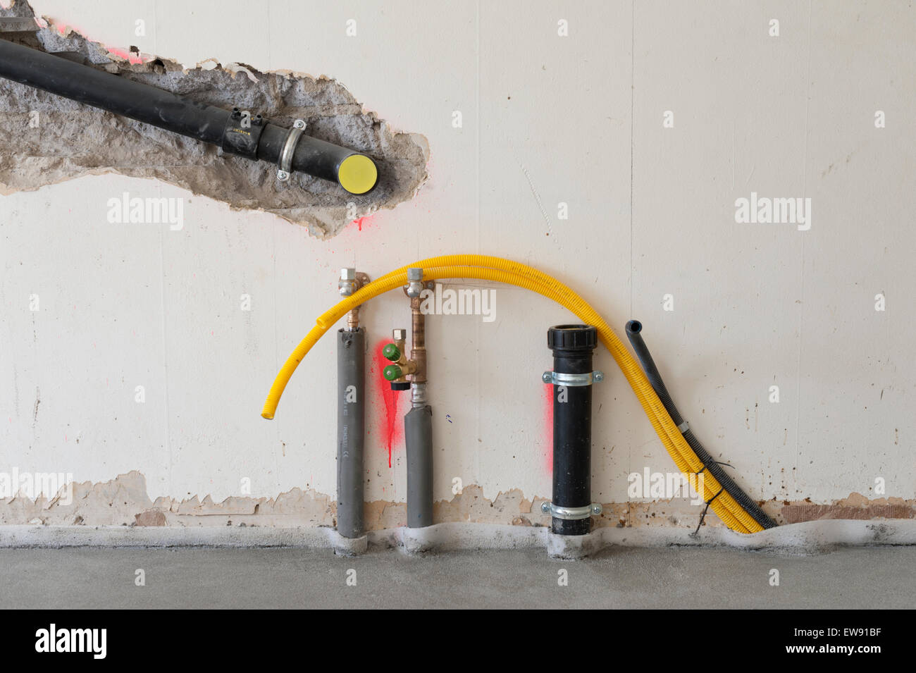 Plomberie inachevé / eau et raccords de purge à l'intérieur d'un chantier de construction (où l'évier de la cuisine va être) Banque D'Images