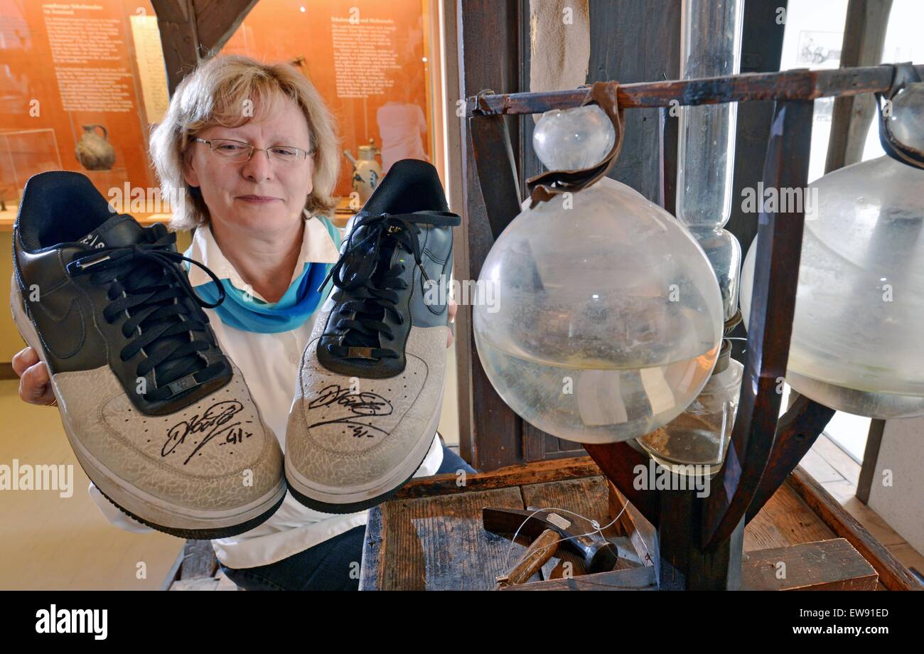 Angela Sengewald conservateur du musée de la chaussure Weissenfeld présente  une paire de chaussures de basket-ball allemand Dirk Nowitzki dans la  taille 51 en Weissenfels, Allemagne. L'exposition permanente du musée est  défini