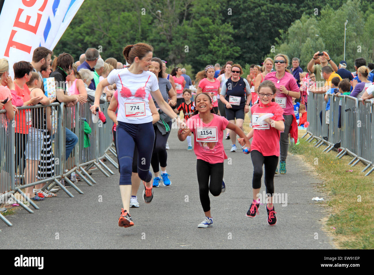 Approche de la ligne d'arrivée à la "Race for Life' ne concernant que les femmes d'événements en cours de collecte de fonds de bienfaisance pour Cancer Research UK. 20 Juin, 2015. Hippodrome de Kempton Park, Staines Road East, Sunbury on Thames, Middlesex, Angleterre, Grande-Bretagne, Royaume-Uni, UK, Europe. Crédit : Ian Bouteille / Alamy Live News Banque D'Images