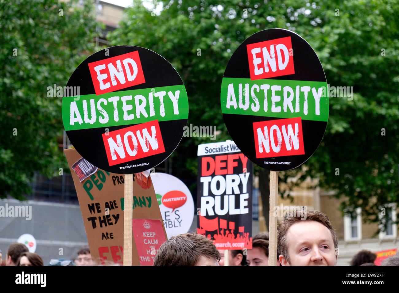La lecture des plaques holding protestataires ' austérité fin maintenant' Banque D'Images