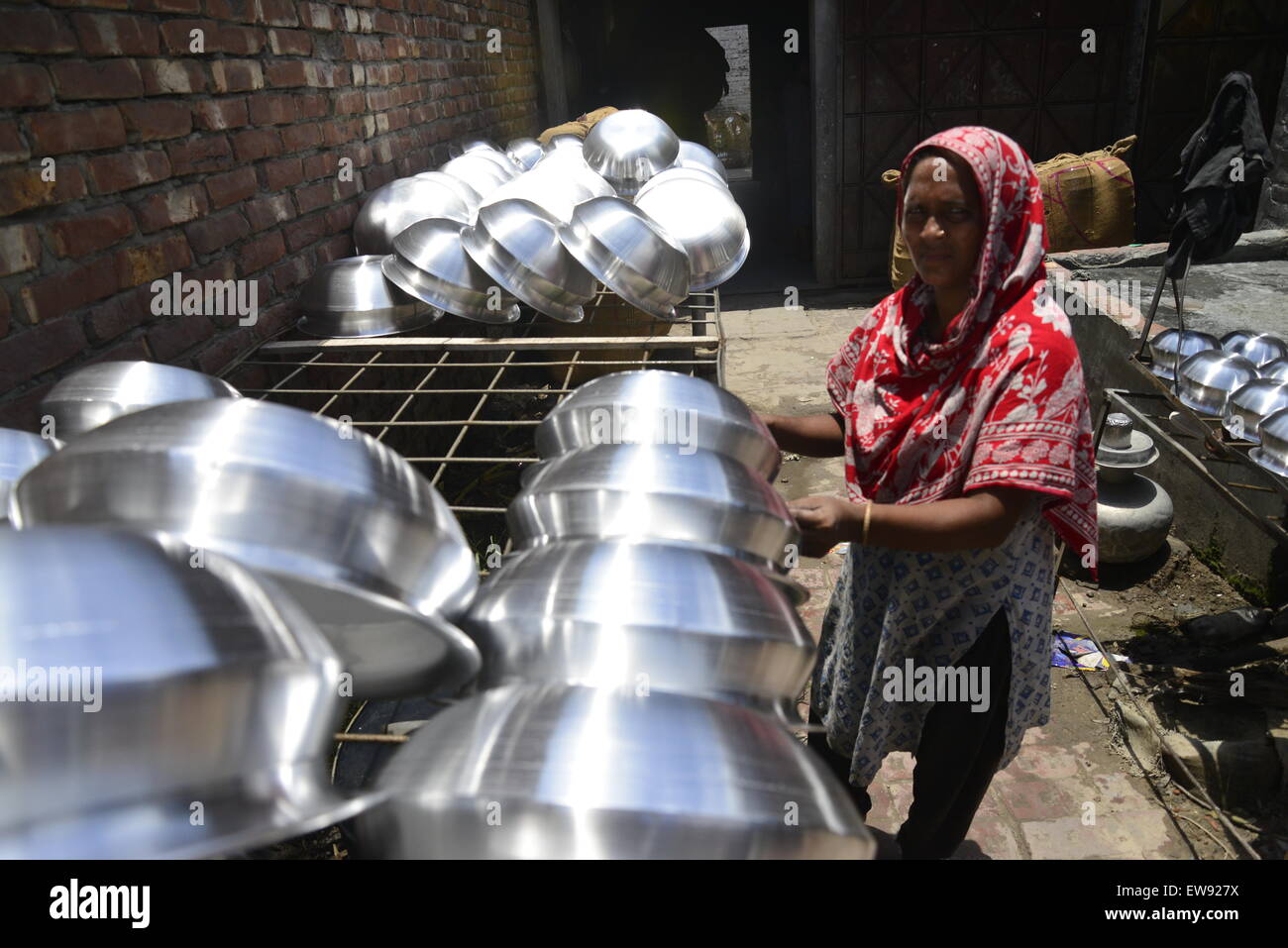 Les femmes du Bangladesh travaille travaille dans une casserole en aluminium de décisions, chaque usine travail gagne que 300 taka(US$ 3,87) par jour à Dhaka. Banque D'Images