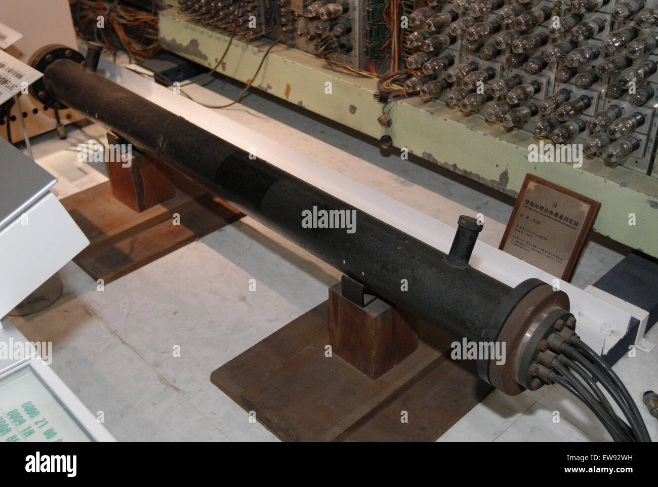 L'ordinateur à mémoire à ligne de retard FUJIC de 1956, un exemple pionnier de stockage numérique précoce, exposé au Musée national de la nature et des Sciences à Tokyo. Banque D'Images