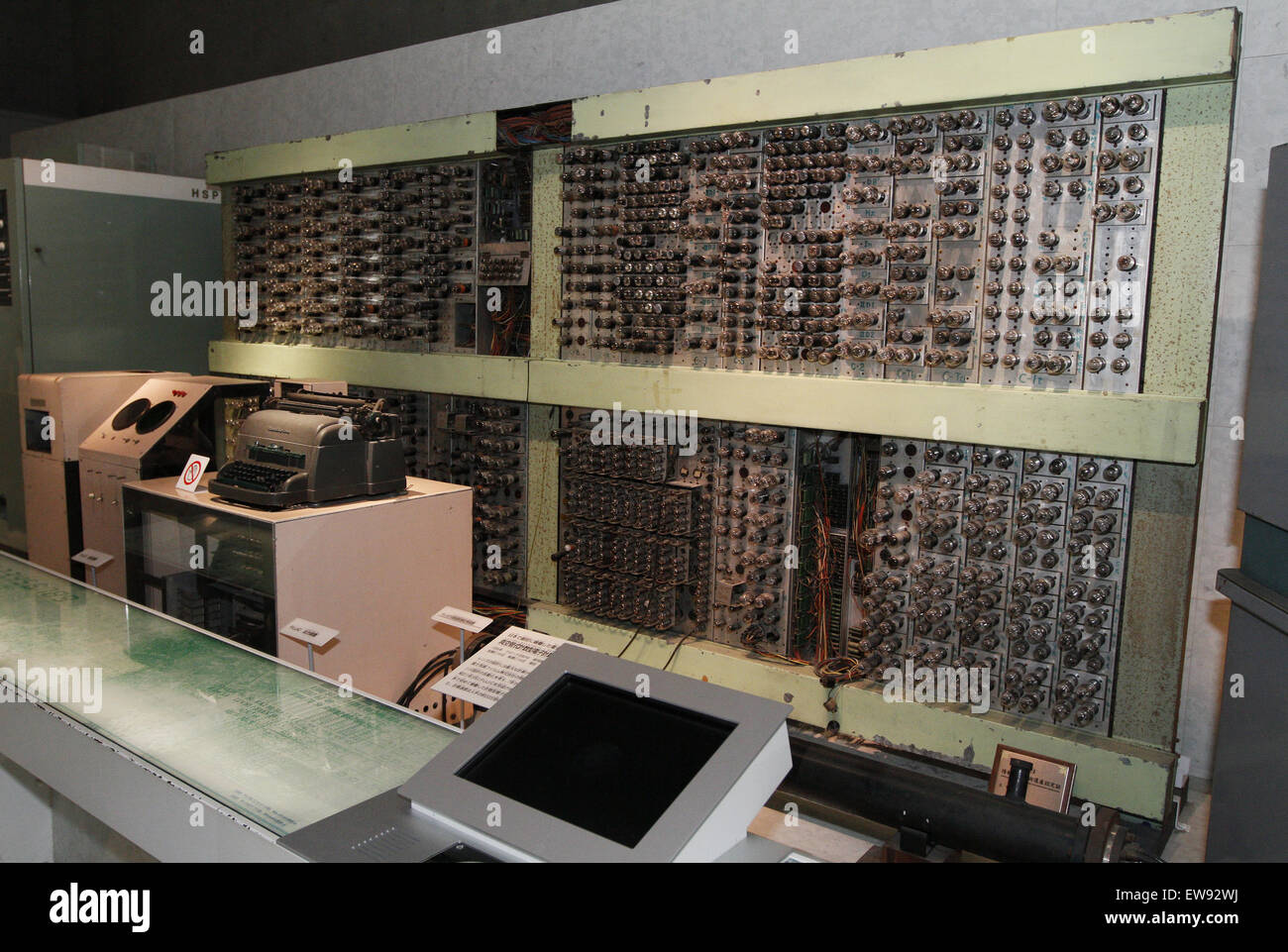 Le FUJIC, le premier ordinateur numérique électronique du Japon, construit en 1956 par Dr Okazaki Bunji pour Fuji photo film Co., exposé au Musée national de la nature et des Sciences à Tokyo. Banque D'Images