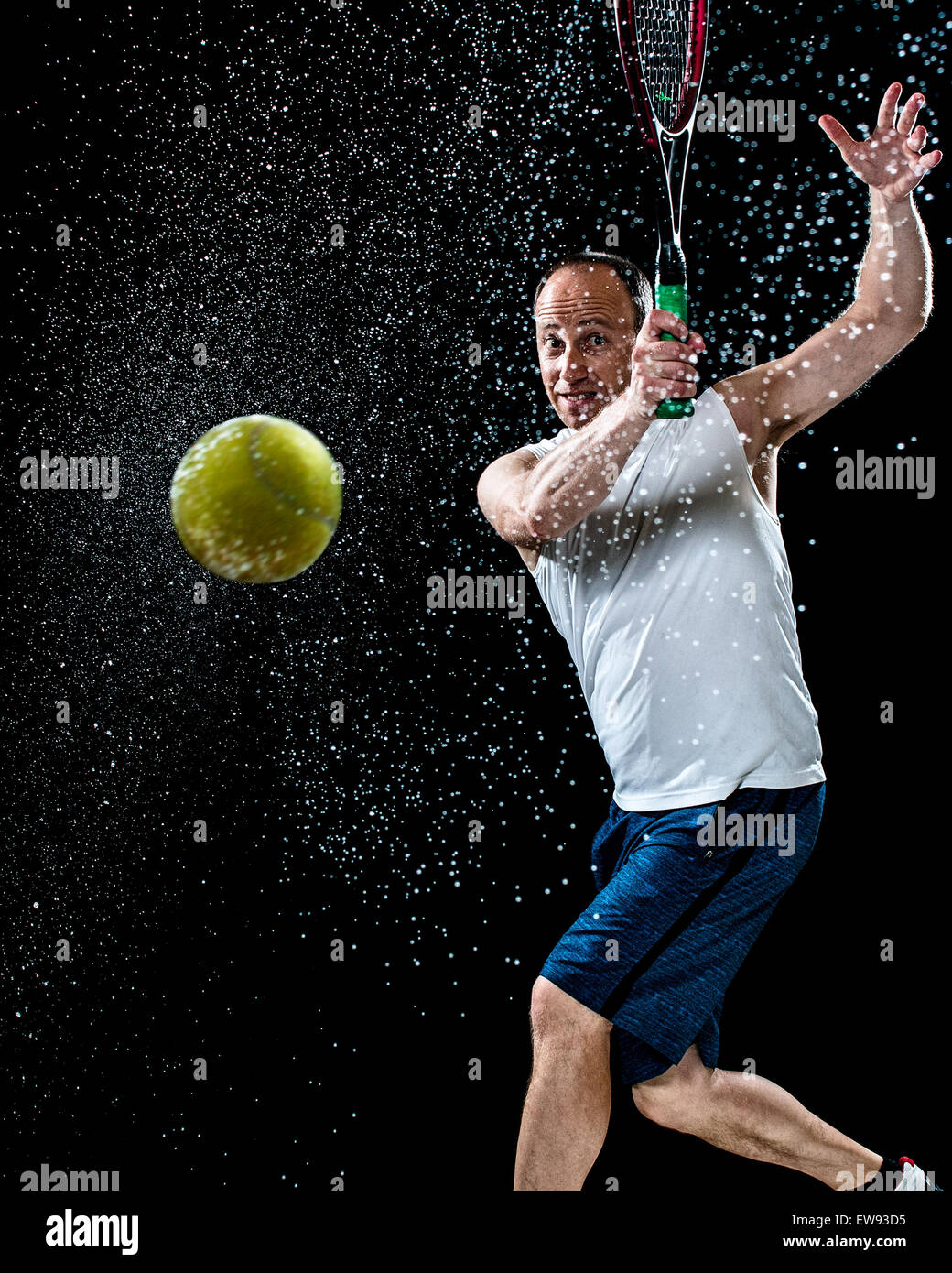 Tennis photo d'action. Du coup droit. Studio shot sur fond noir. Banque D'Images