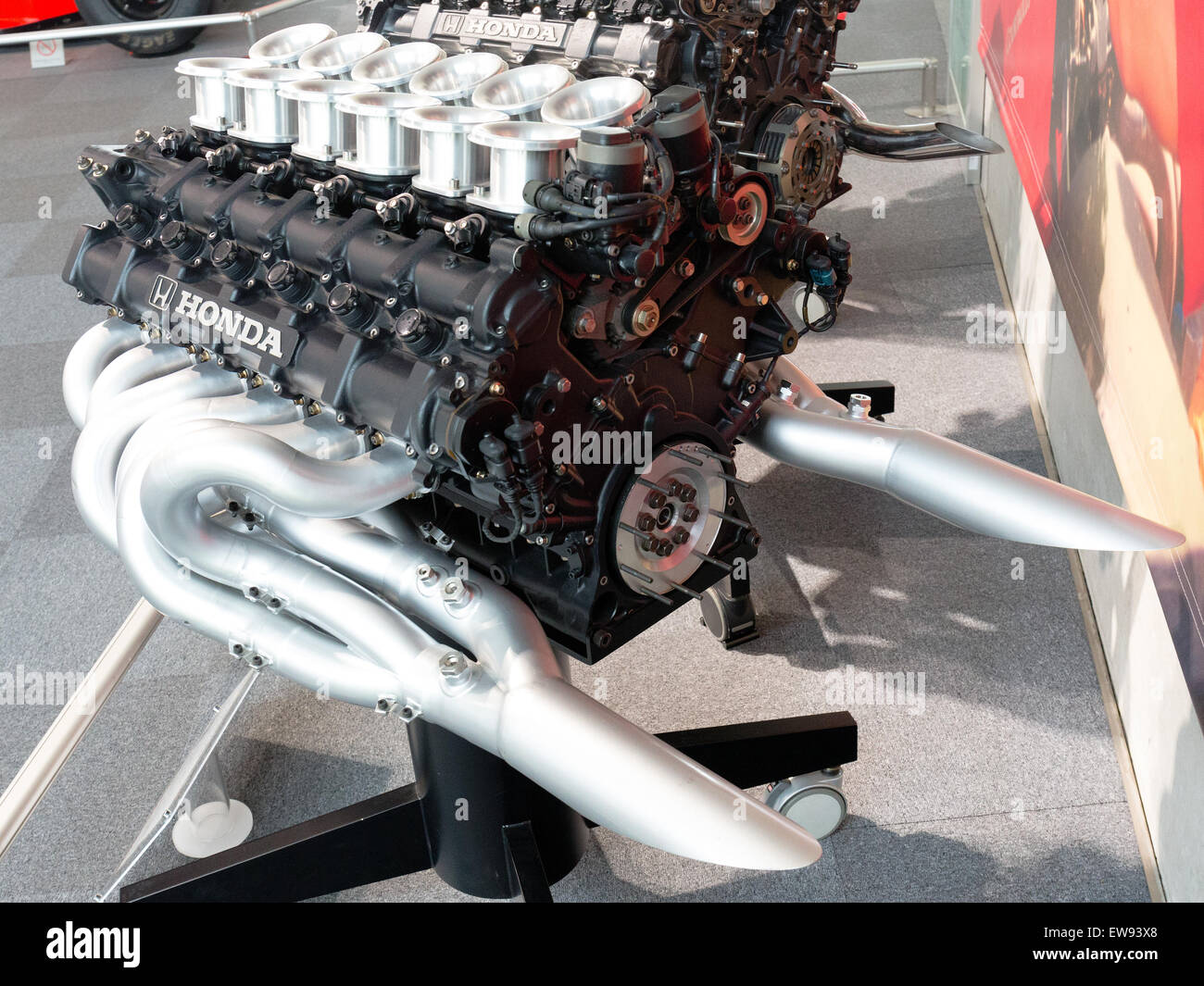 Le moteur Honda RA122E, exposé au Honda Collection Hall, souligne l'excellence de Honda dans le sport automobile avec une vue arrière gauche de ce puissant moteur de course. Banque D'Images