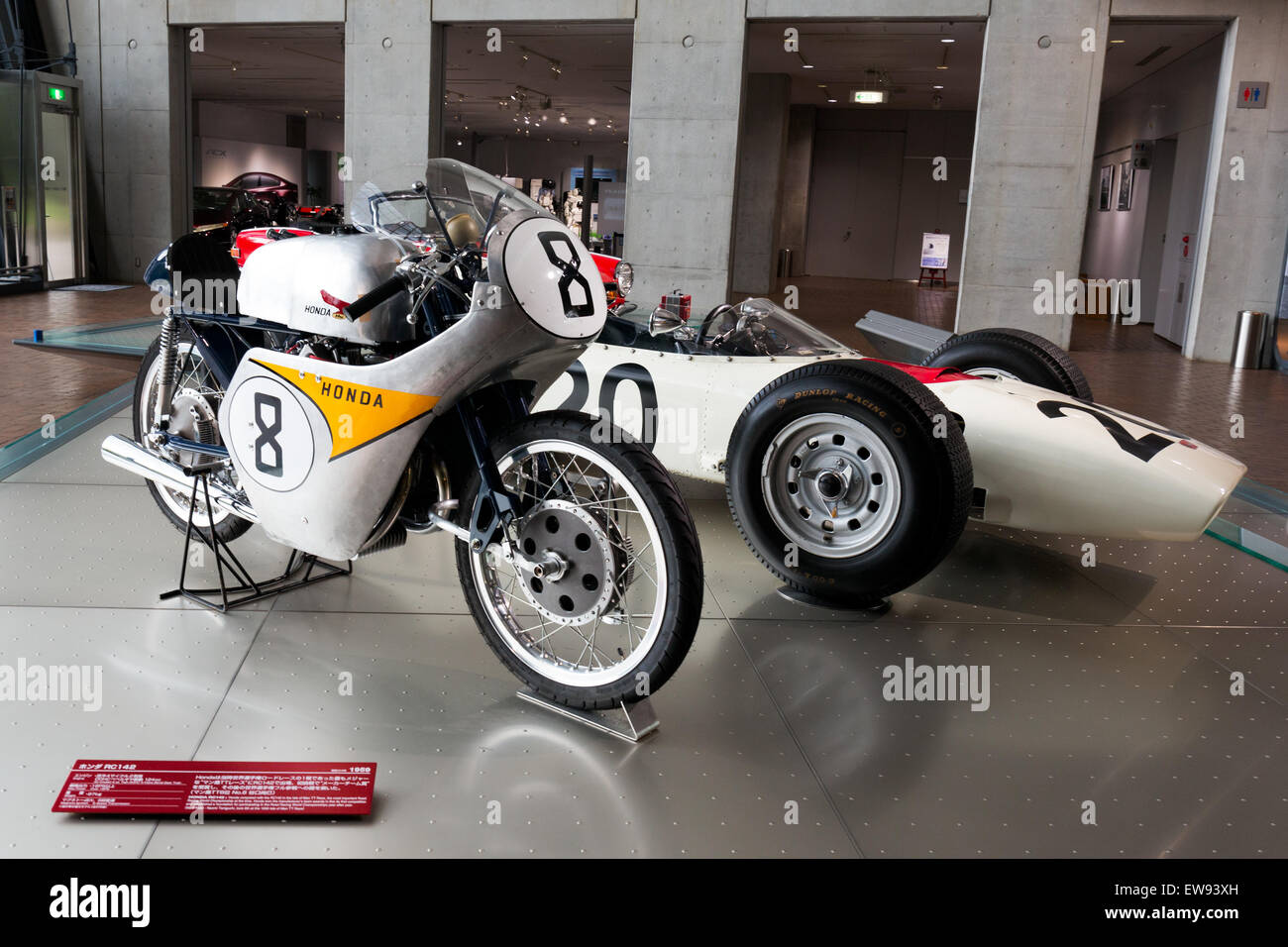 Vue avant droite de la Honda RA271 formule 1 et de la Honda RC142 exposées ensemble au Honda Collection Hall, représentant les débuts de l'histoire de Honda en course. Banque D'Images