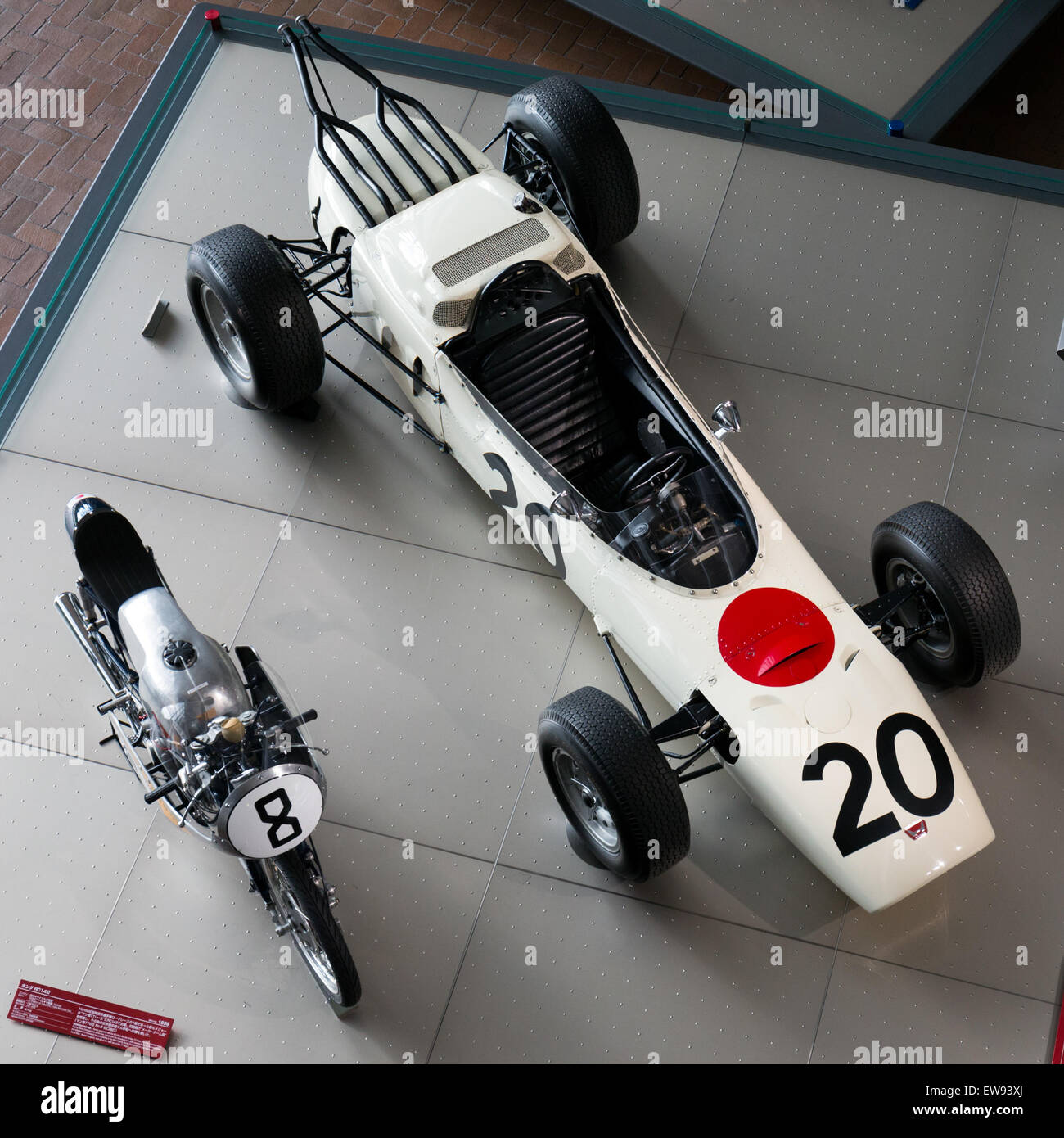 Vue de dessus de la Honda RA271 Formula One et de la Honda RC142 exposées au Honda Collection Hall, présentant les premières machines de course Honda. Banque D'Images