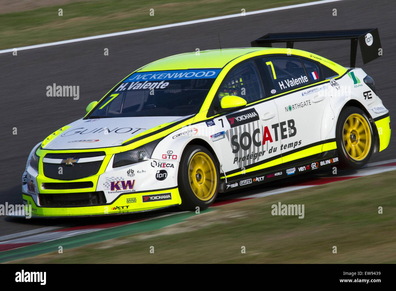 Hugo Valente participe à la course 1 de la WTCC Race of Japan 2014, poussant sa Chevrolet Cruze dans une bataille serrée de milieu de terrain. Banque D'Images