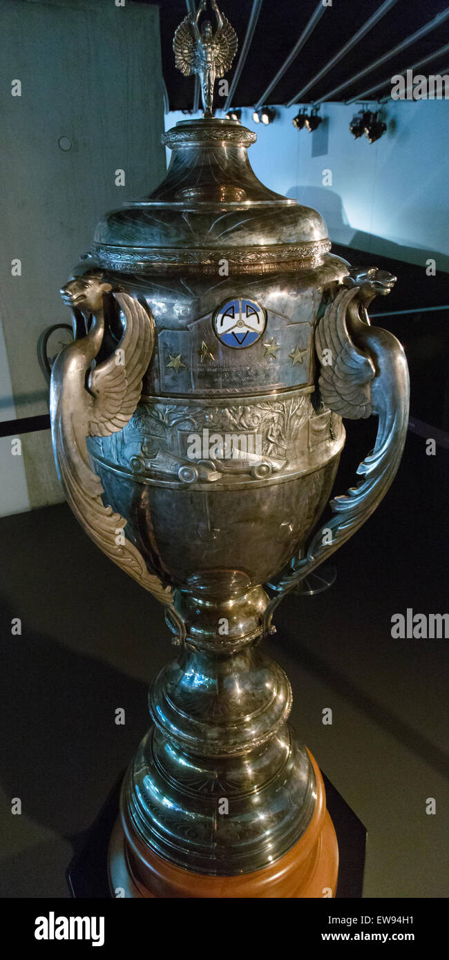 Le trophée du quadruple champion Juan Manuel Fangio, présenté au Musée Mercedes-Benz, honore sa carrière dominante en formule 1. Banque D'Images