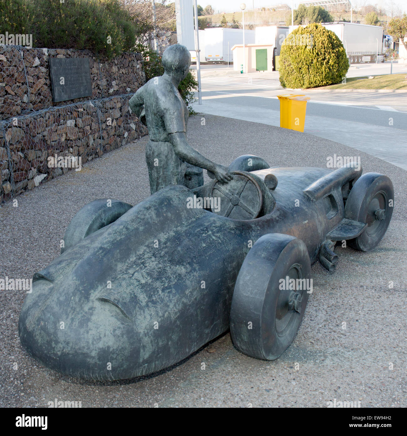 Vue arrière de la statue de Juan Manuel Fangio sur le circuit de Barcelona-Catalunya, en hommage au quintuple champion du monde de formule 1. Banque D'Images