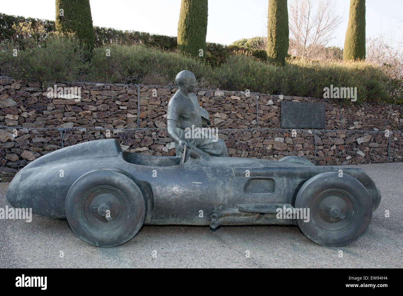 La statue de Juan Manuel Fangio située sur le circuit de Barcelona-Catalunya, commémorant le quintuple champion du monde de formule 1. Banque D'Images