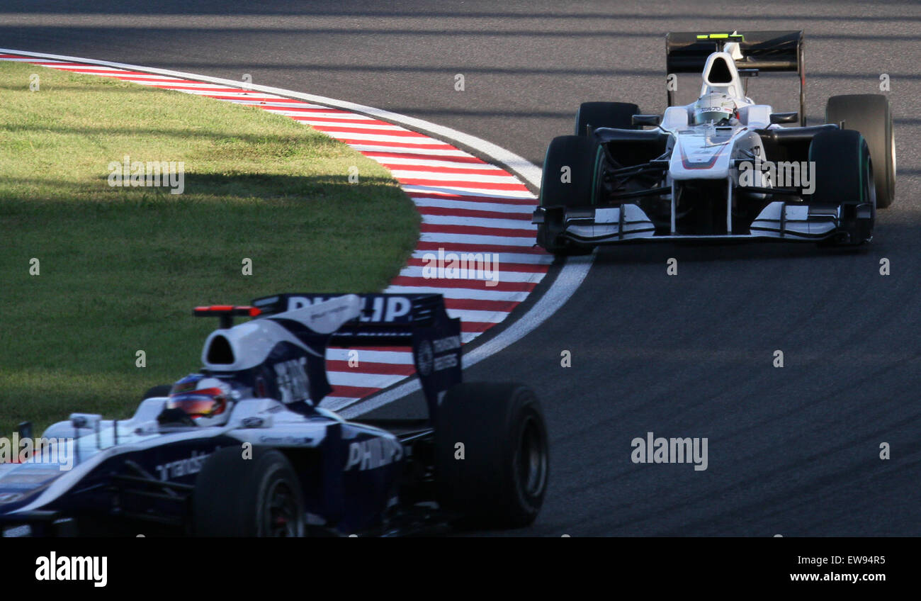 Kamui Kobayashi poursuit Rubens Barrichello au Grand Prix du Japon 2010, luttant pour une position sur le circuit de Suzuka. Banque D'Images