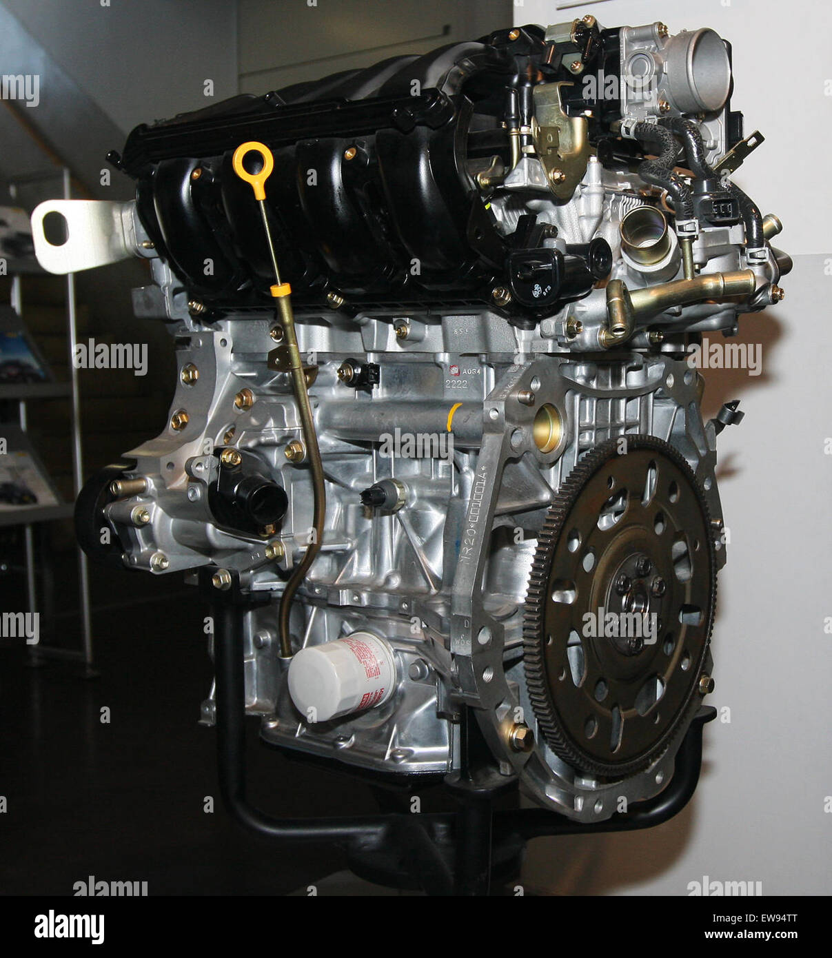 Le moteur Nissan MR20DE de 2004, un 4 en ligne de 2,0 litres, connu pour ses performances et son efficacité, exposé à des fins éducatives. Banque D'Images