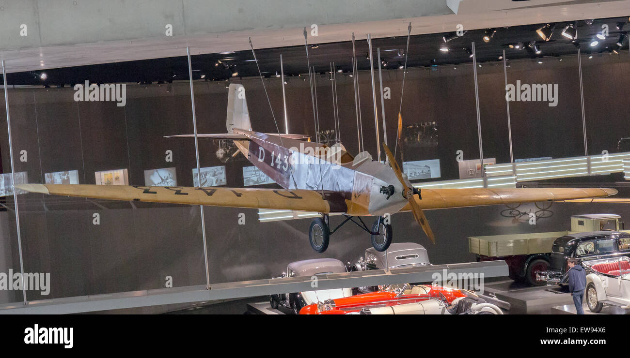 Le Klemm L20, montré de l'avant-droite au Musée Mercedes-Benz, met en valeur l'élégance et le design de cet avion vintage. Banque D'Images