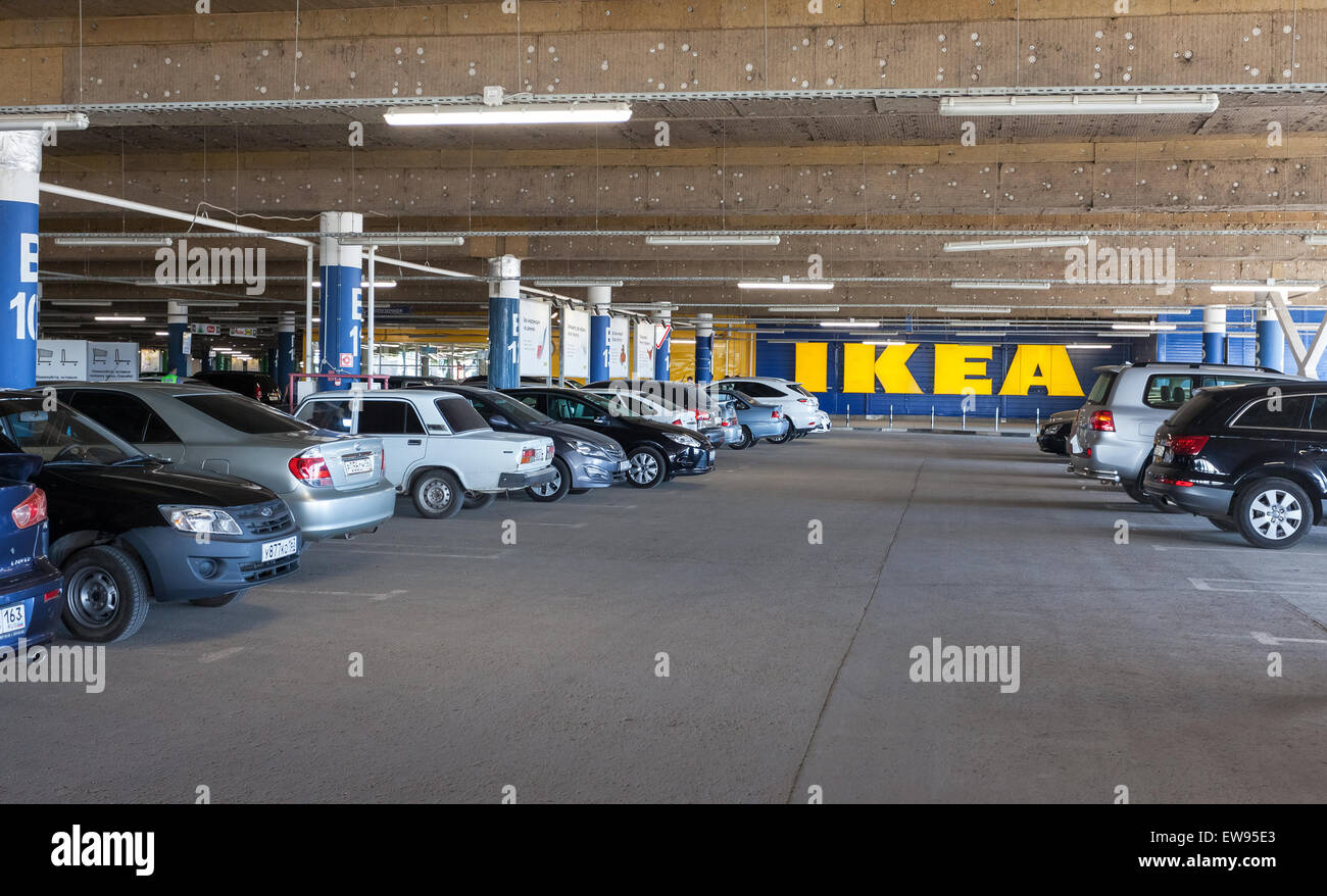 Log in IKEA hypermarché du parking sous l'immeuble Photo Stock - Alamy
