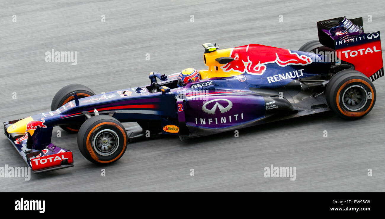 Mark Webber en FP1 au Grand Prix de Malaisie 2013, testant son Red Bull RB9 lors de la séance d'essais d'ouverture au circuit de Sepang. Banque D'Images