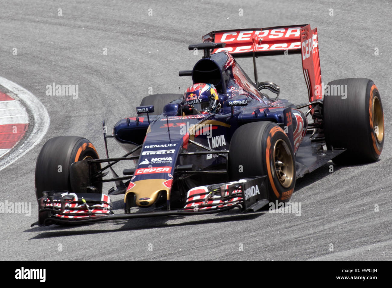 Max Verstappen en FP3 au Grand Prix de Malaisie 2015, affinant son pilotage sur sa Toro Rosso STR10 sur le circuit de Sepang. Banque D'Images