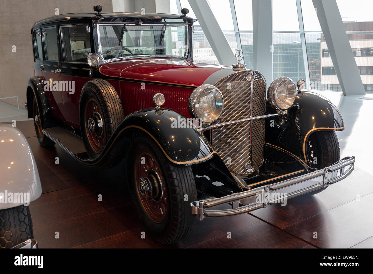 Vue de face droite de la Mercedes-Benz 770 Pullman-Limousine utilisée par l'empereur Showa, exposée au musée Mercedes-Benz. Banque D'Images