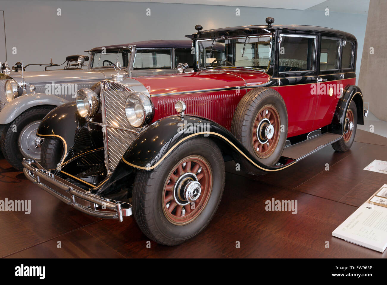 La Mercedes-Benz 770 Pullman-Limousine, précédemment propriété de l'empereur Showa, est exposée au musée Mercedes-Benz, présentant sa luxueuse vue avant gauche et son histoire royale. Banque D'Images