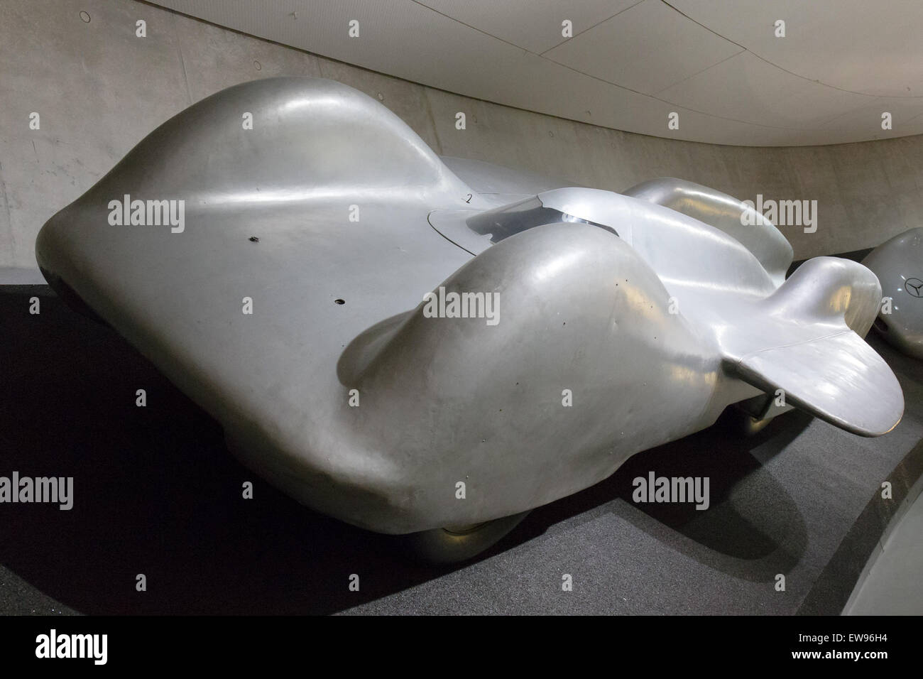 Vue avant gauche de la Mercedes-Benz T80 exposée au musée Mercedes-Benz de Stuttgart, en Allemagne, présentant son design aérodynamique destiné aux records de vitesse sur terre. Banque D'Images