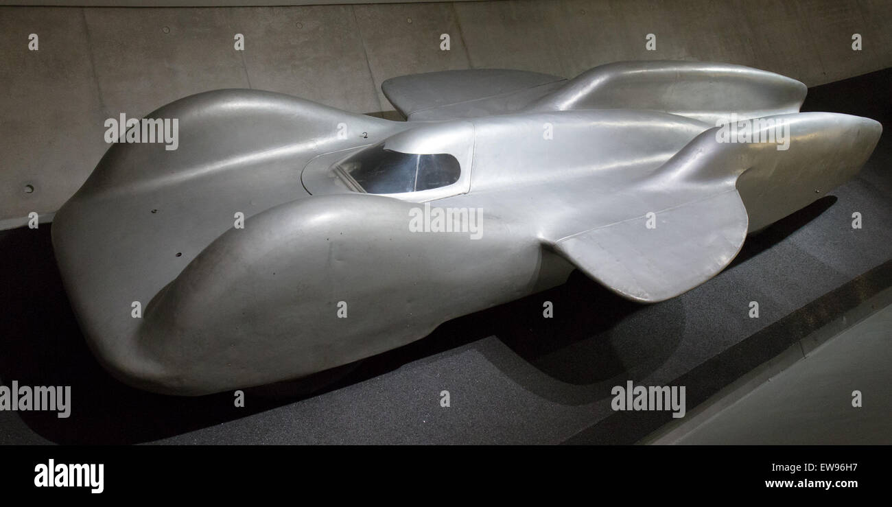 La Mercedes-Benz T80, présentée au Musée Mercedes-Benz, représente un point de repère dans la technologie de course à grande vitesse avec sa vue avant gauche mettant l'accent sur l'aérodynamisme et la puissance. Banque D'Images