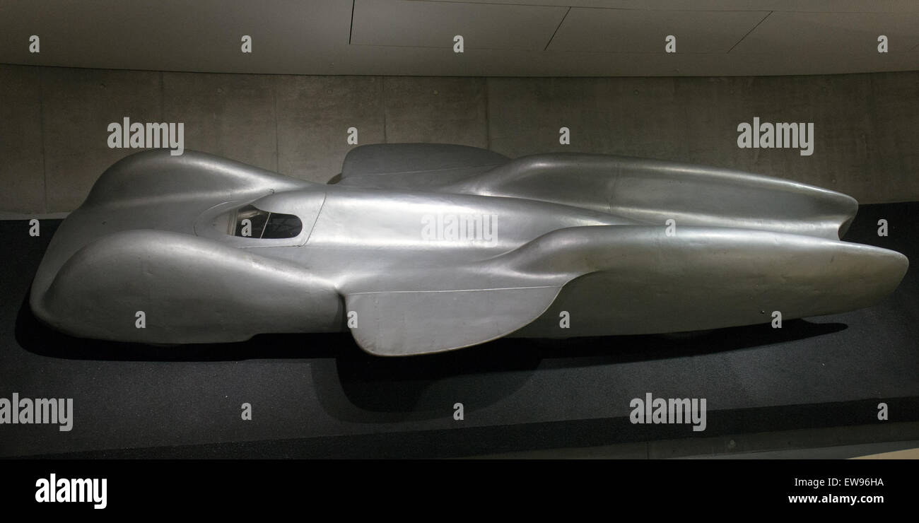 La Mercedes-Benz T80, exposée au Musée Mercedes-Benz, présente son design aérodynamique unique des années 1930, mettant en valeur ses prouesses techniques et son héritage de course. Banque D'Images