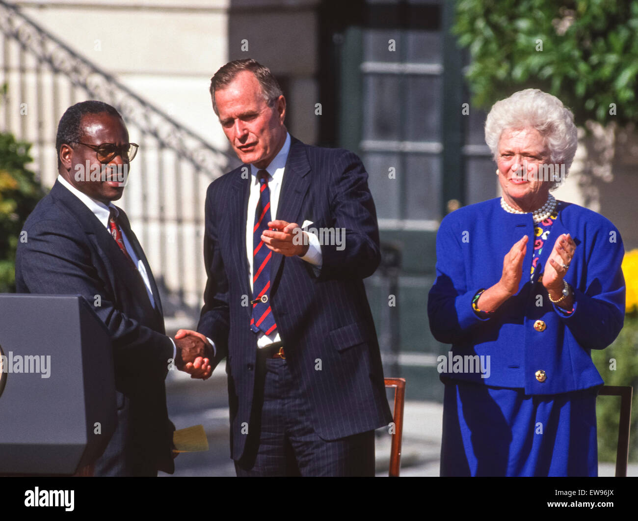 WASHINGTON, DC, USA - Clarence Thomas, candidat à la Cour suprême, d'assermentation à Maison Blanche, le président George H. W. Bush et la Première Dame Barbara Bush. Octobre 18, 1991 Banque D'Images