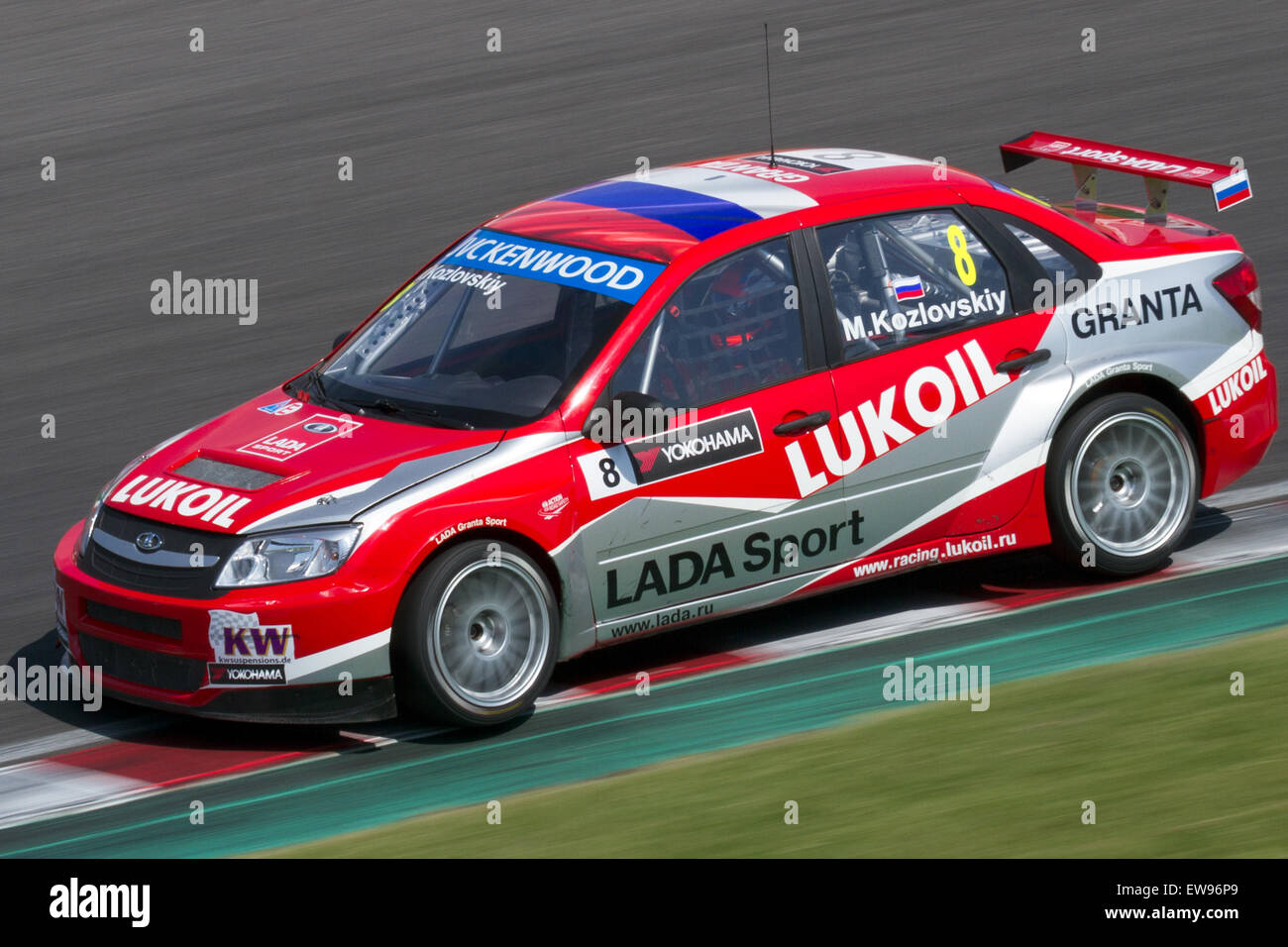 Mikhail Kozlovskiy au volant de LADA Sport lors de la deuxième séance d'essais de la WTCC Race of Japan 2013 sur le circuit de Suzuka. Banque D'Images