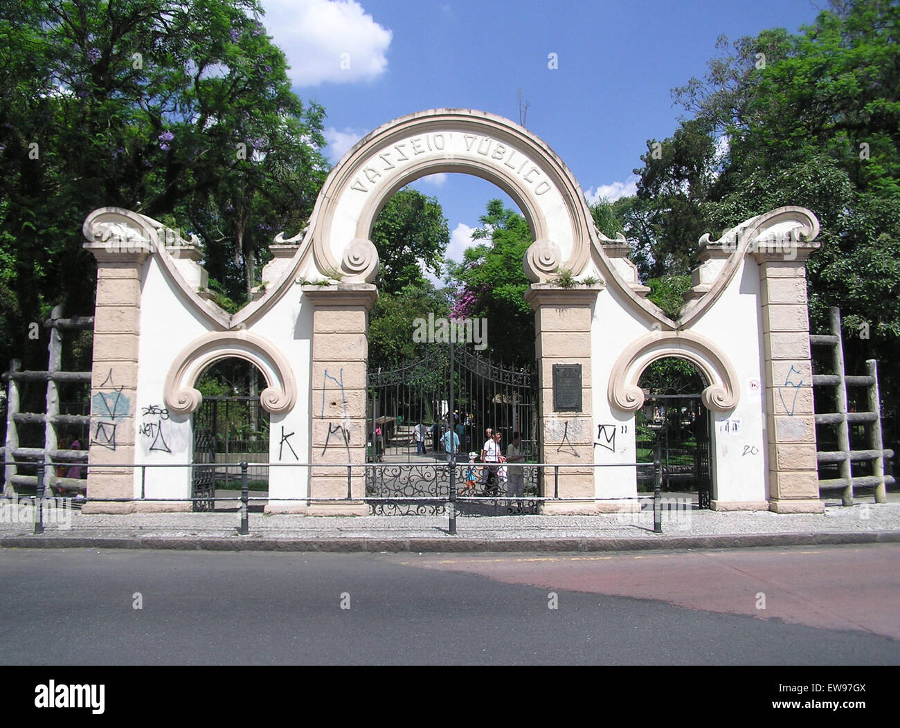 Passeio Publico, l'un des plus anciens parcs de Curitiba, au Brésil, offre des vues panoramiques et une signification historique, mêlant nature et vie urbaine dans la ville. Banque D'Images