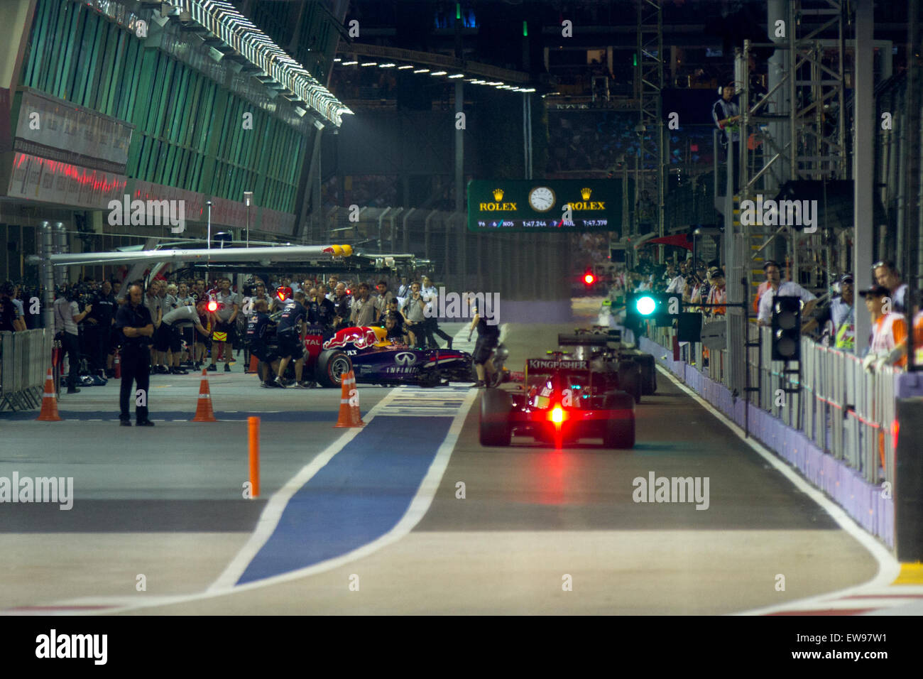 La voie des stands du Grand Prix de Singapour 2014, éclairée par des lumières nocturnes alors que les équipes se préparent à la stratégie de course et aux changements de pneus. Banque D'Images