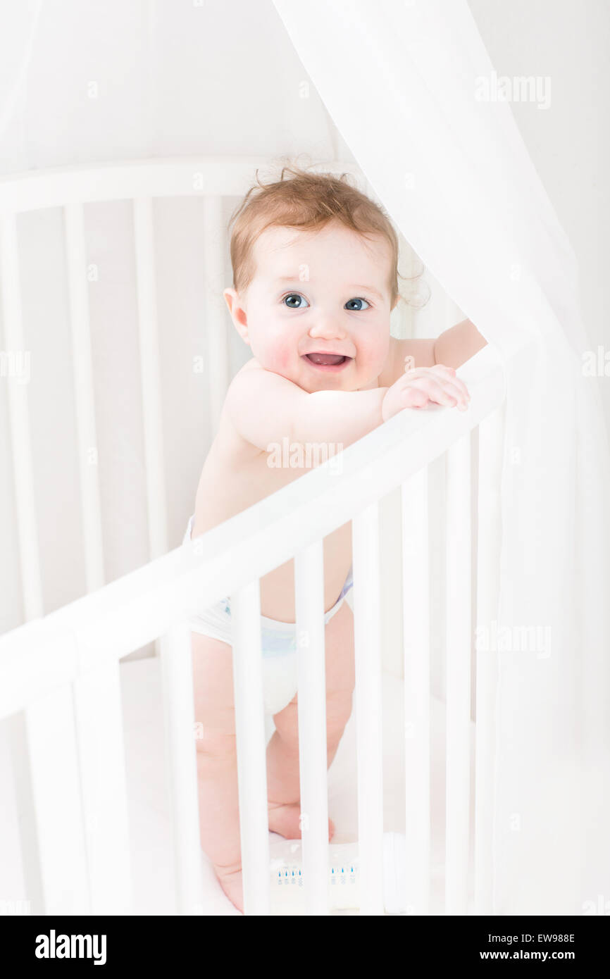 Adorable Bebe Portant Une Couche Debout Dans Un Rond Blanc Lit Bebe Photo Stock Alamy